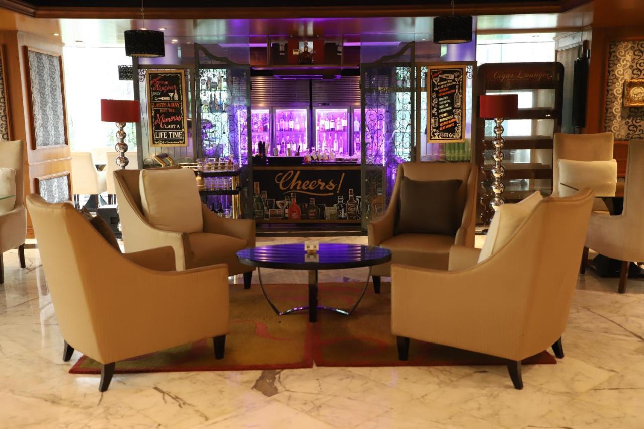 Sofitel Mumbai BKC Hotel Bagian luar foto The lounge at the airport