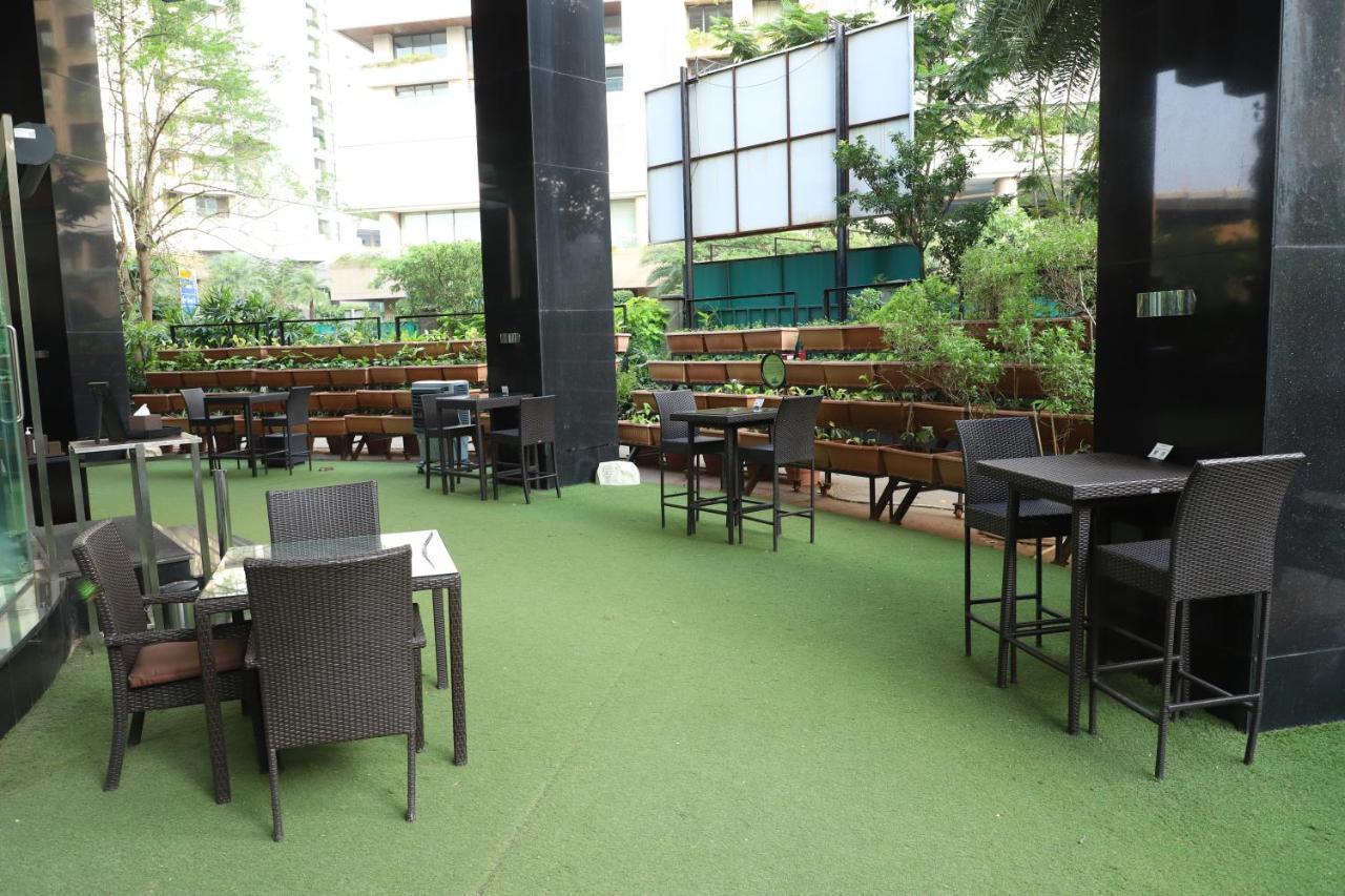 Sofitel Mumbai BKC Hotel Bagian luar foto Artificial grass in a restaurant