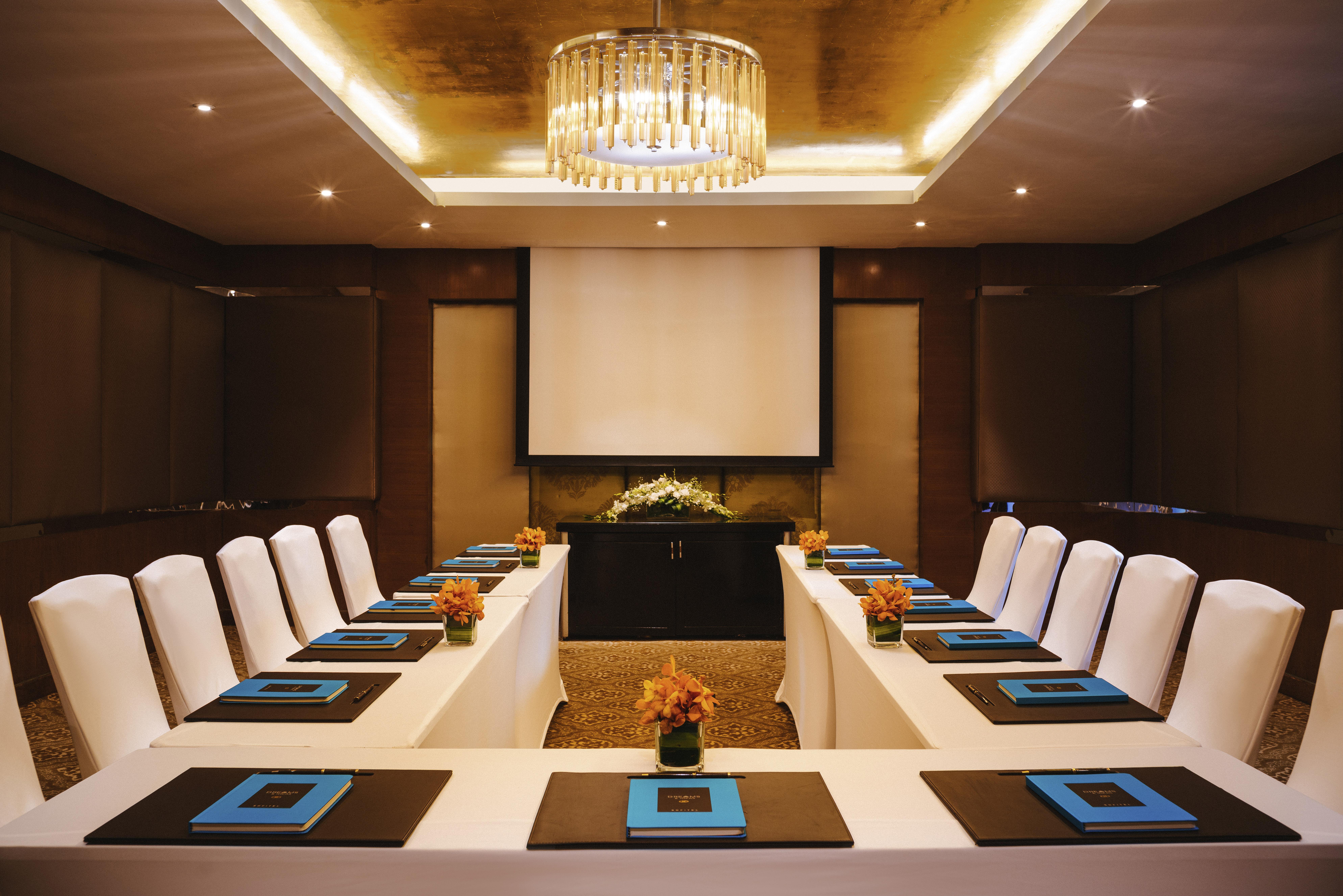 Sofitel Mumbai BKC Hotel Bagian luar foto Meeting room at the hotel