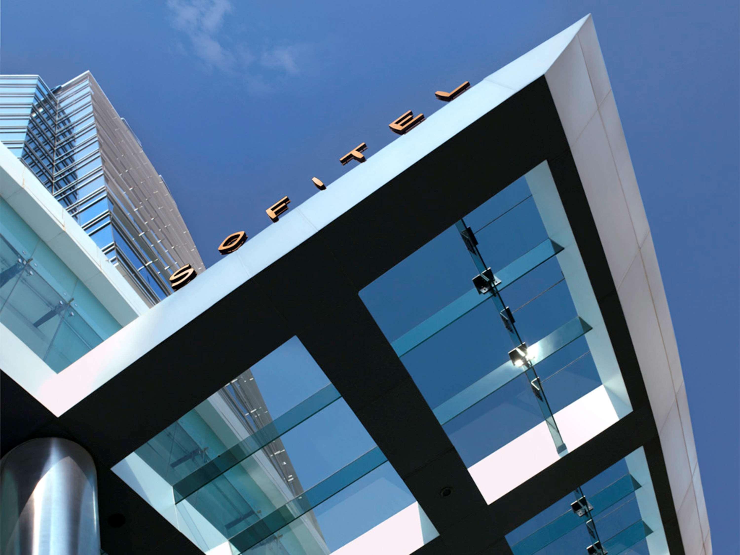 Sofitel Mumbai BKC Hotel Bagian luar foto The exterior of the hotel