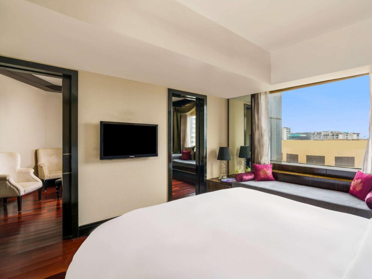 Sofitel Mumbai BKC Hotel Bagian luar foto A suite at the hotel