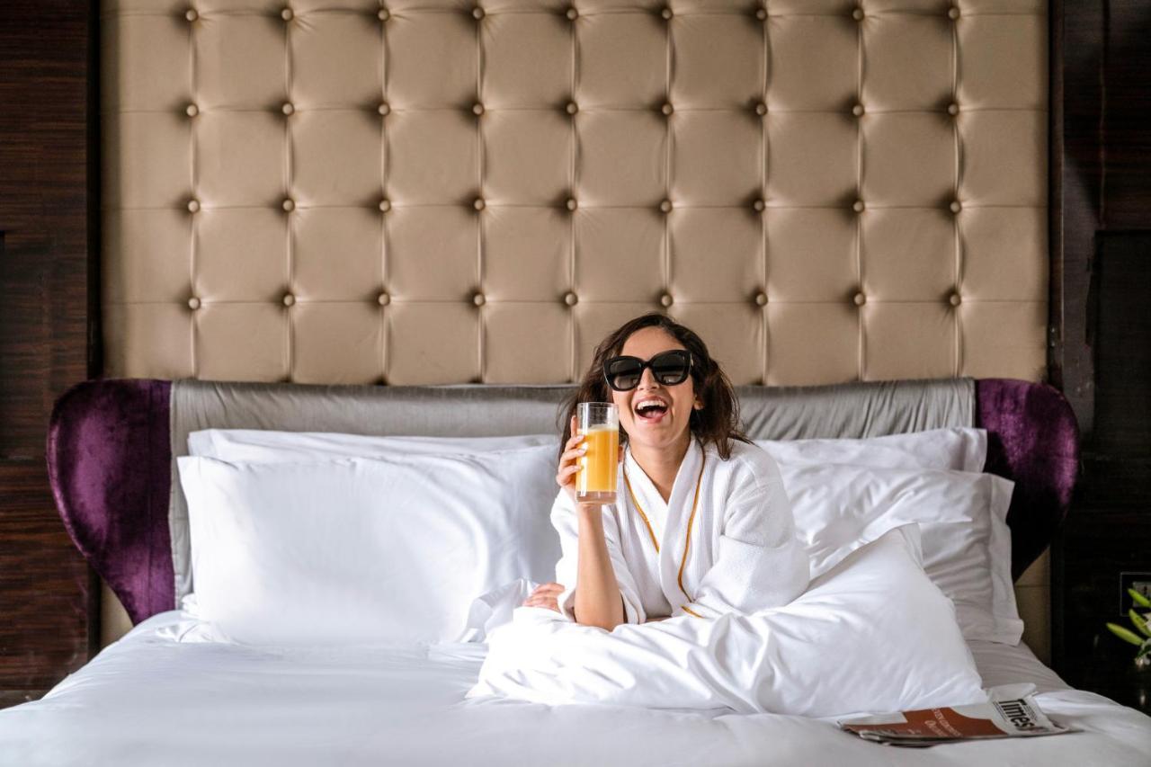 Sofitel Mumbai BKC Hotel Bagian luar foto A woman wearing a bathrobe