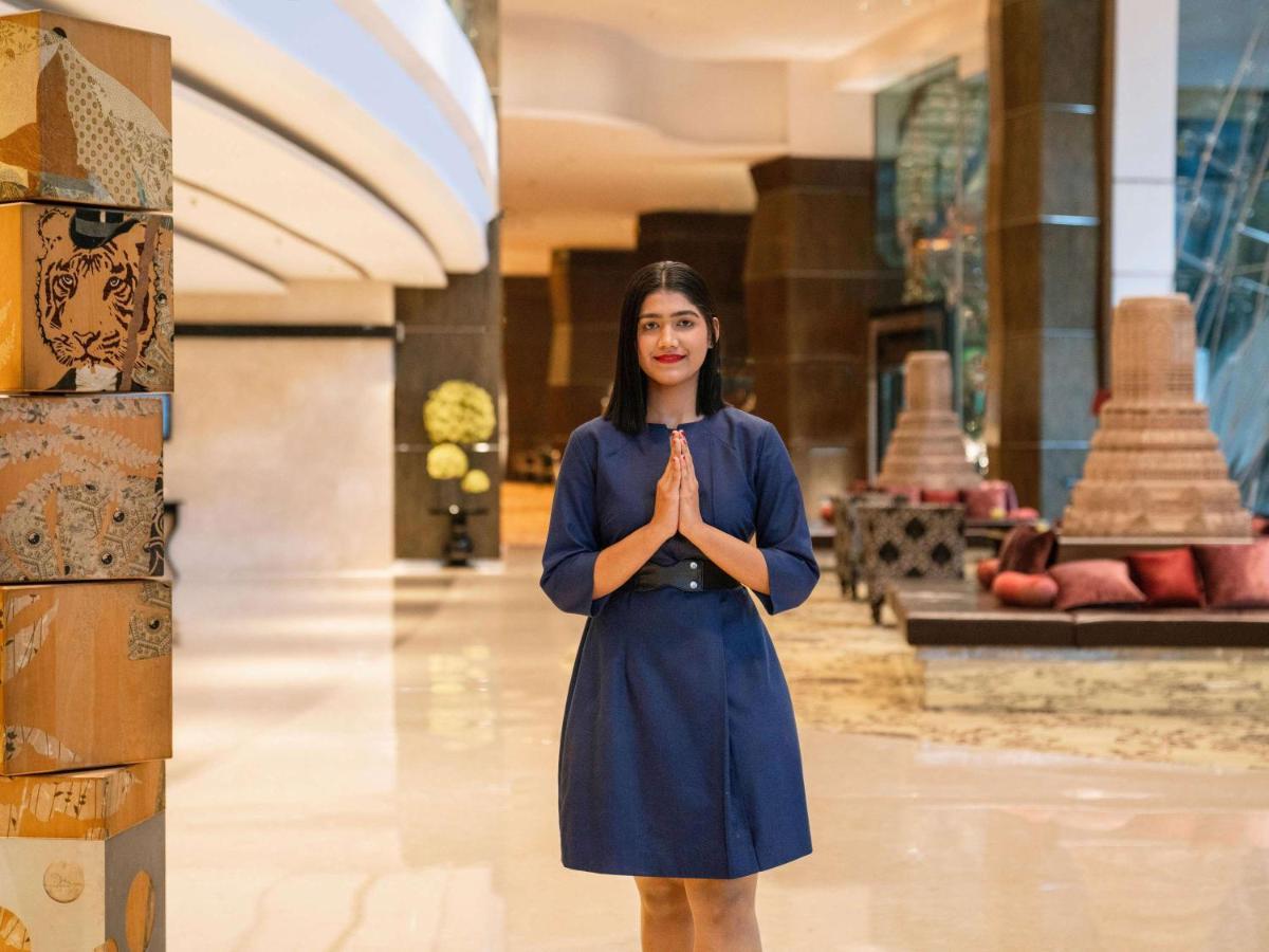 Sofitel Mumbai BKC Hotel Bagian luar foto A Thai woman greeting with the wai