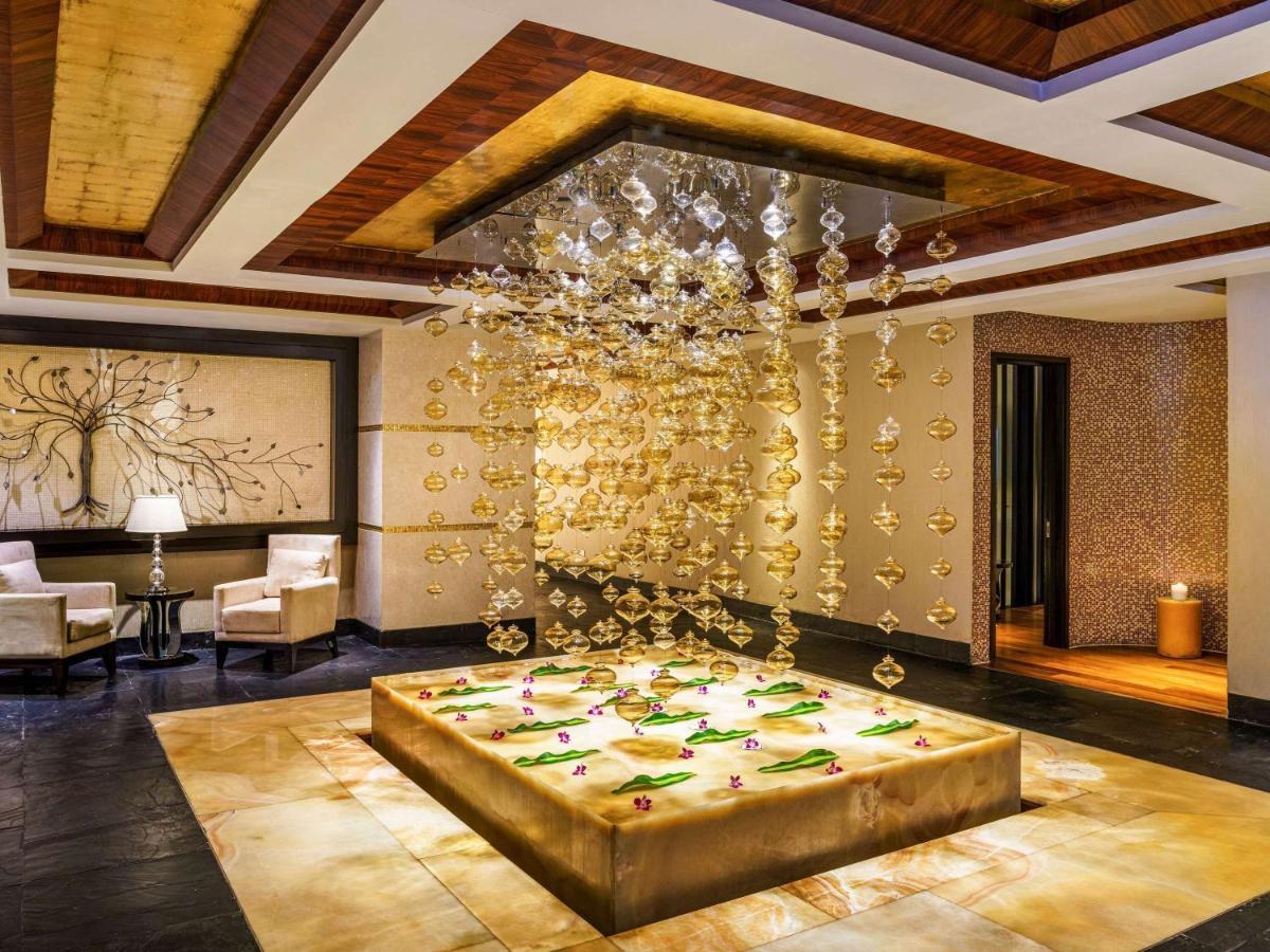 Sofitel Mumbai BKC Hotel Bagian luar foto The lobby of the Ritz-Carlton, DIFC