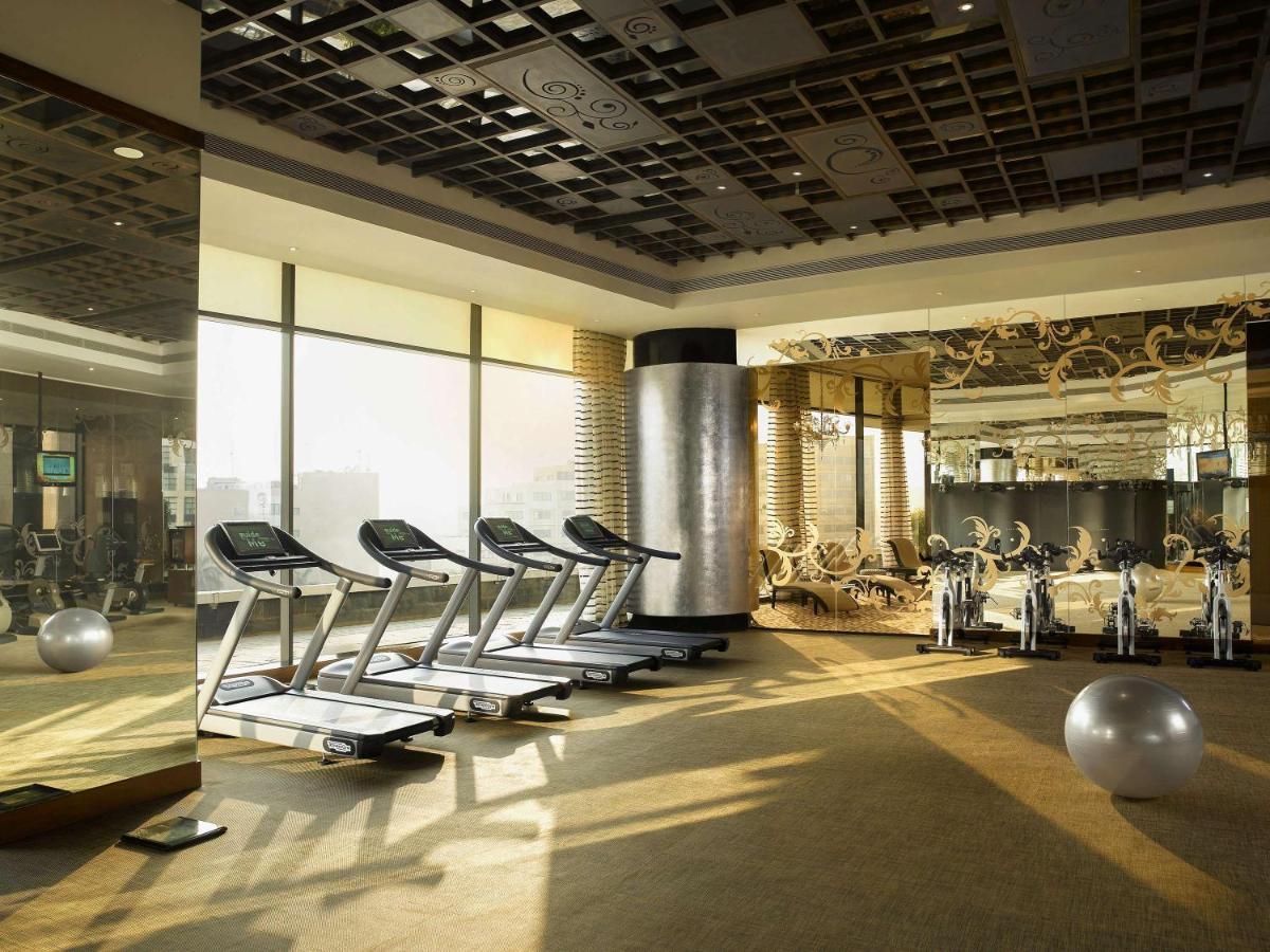 Sofitel Mumbai BKC Hotel Bagian luar foto The gym at the Mandarin Oriental, Hong Kong