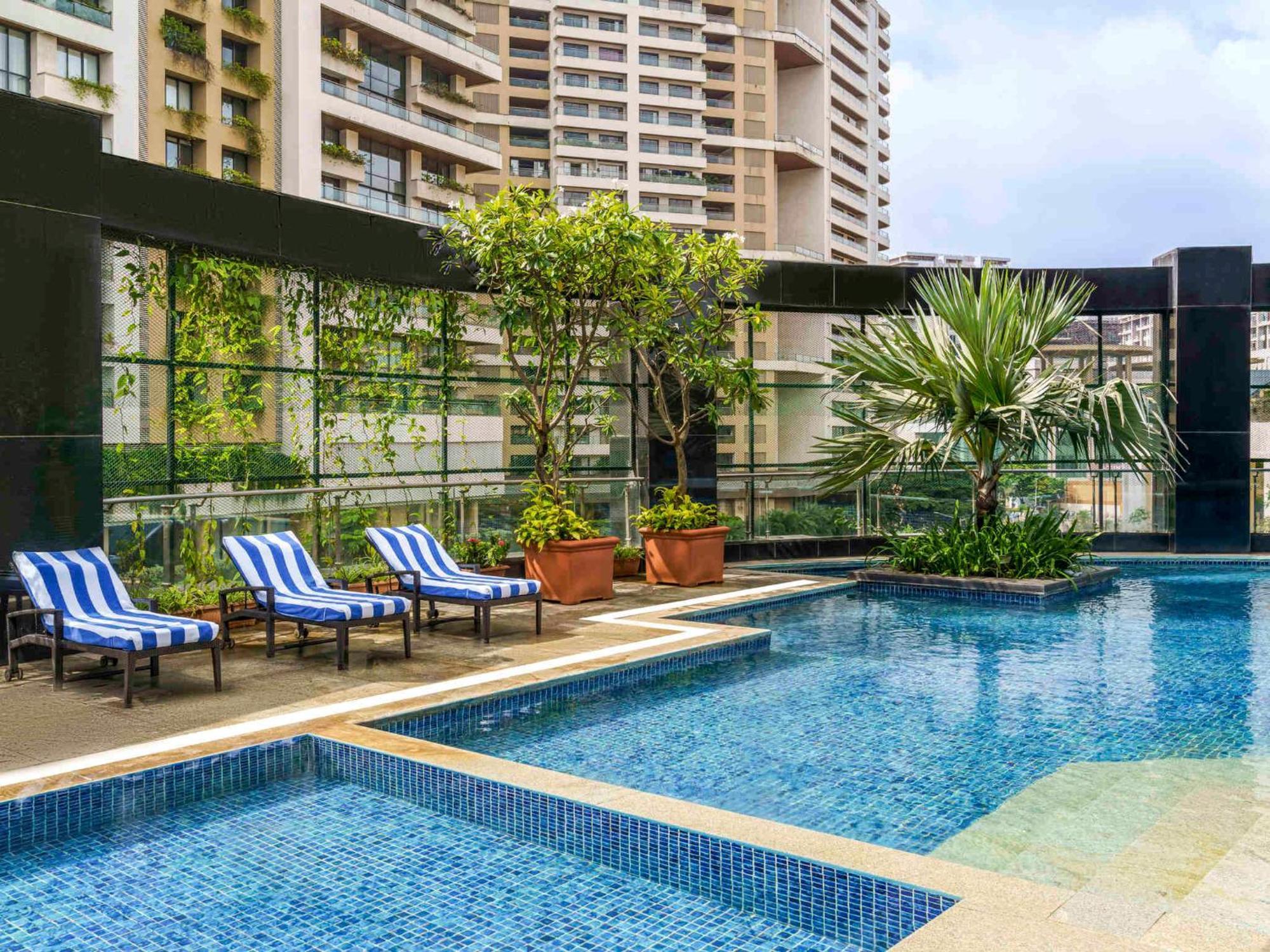 Sofitel Mumbai BKC Hotel Bagian luar foto The swimming pool at the hotel