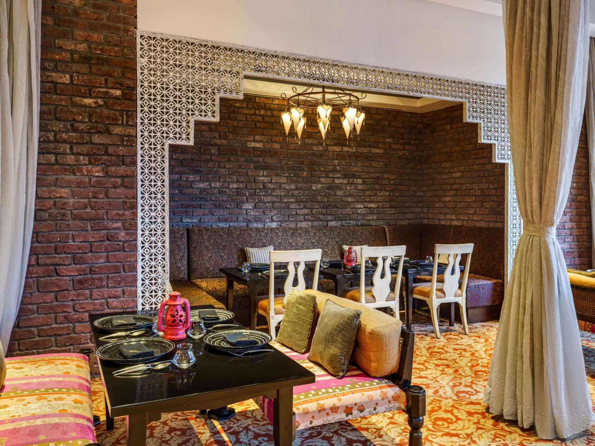 Sofitel Mumbai BKC Hotel Bagian luar foto The restaurant