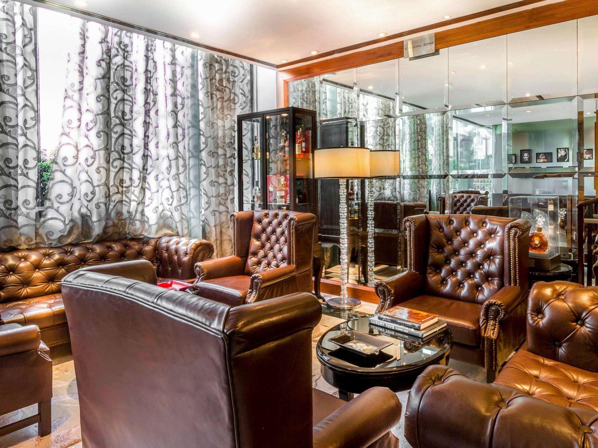 Sofitel Mumbai BKC Hotel Bagian luar foto The lounge at the hotel