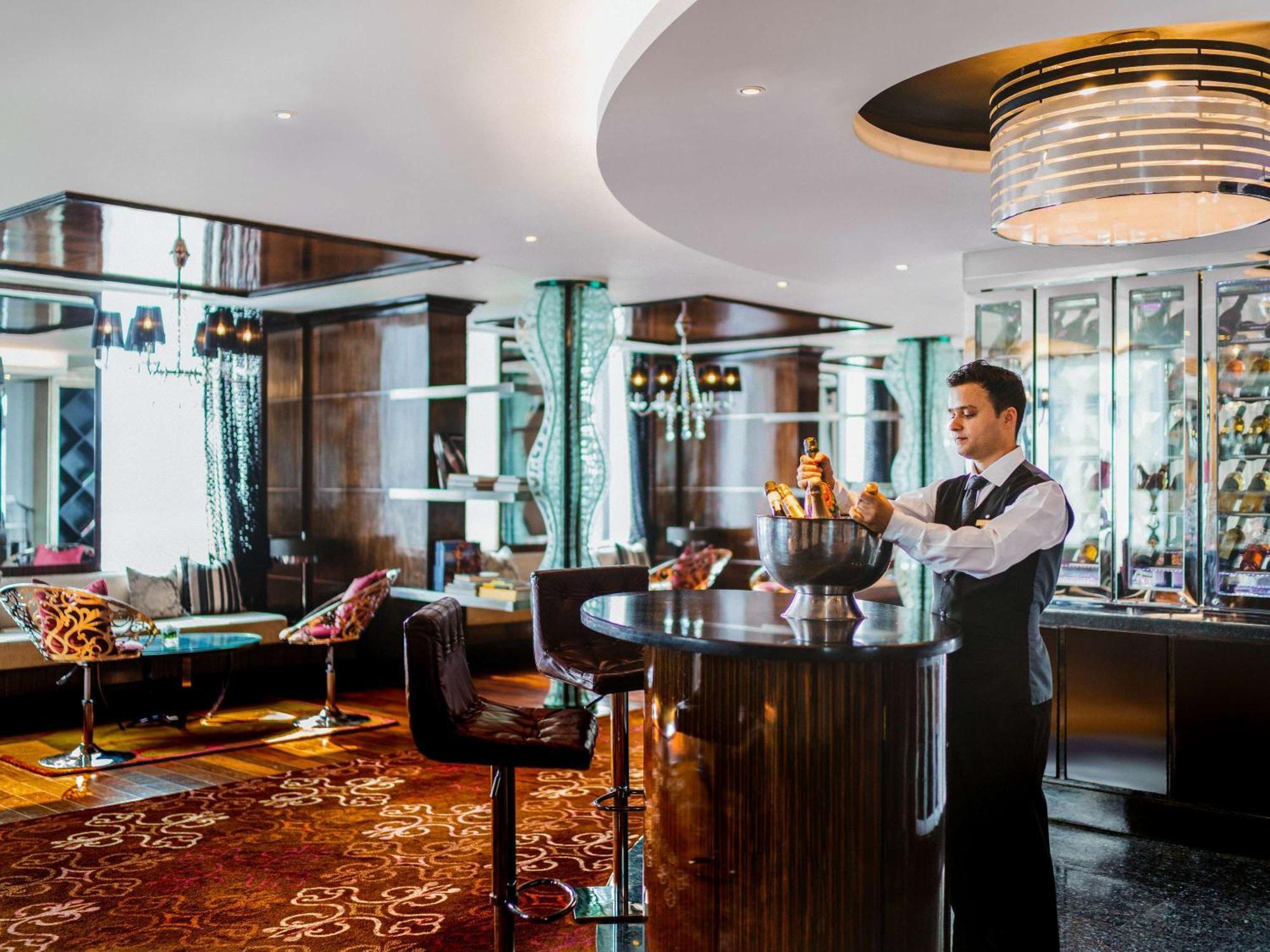 Sofitel Mumbai BKC Hotel Bagian luar foto The Bar