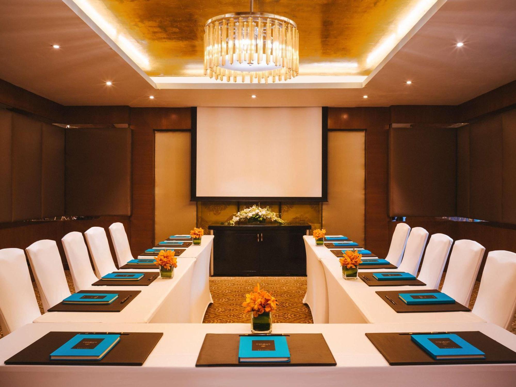Sofitel Mumbai BKC Hotel Bagian luar foto Meeting room at the Four Seasons Hotel, Mumbai
