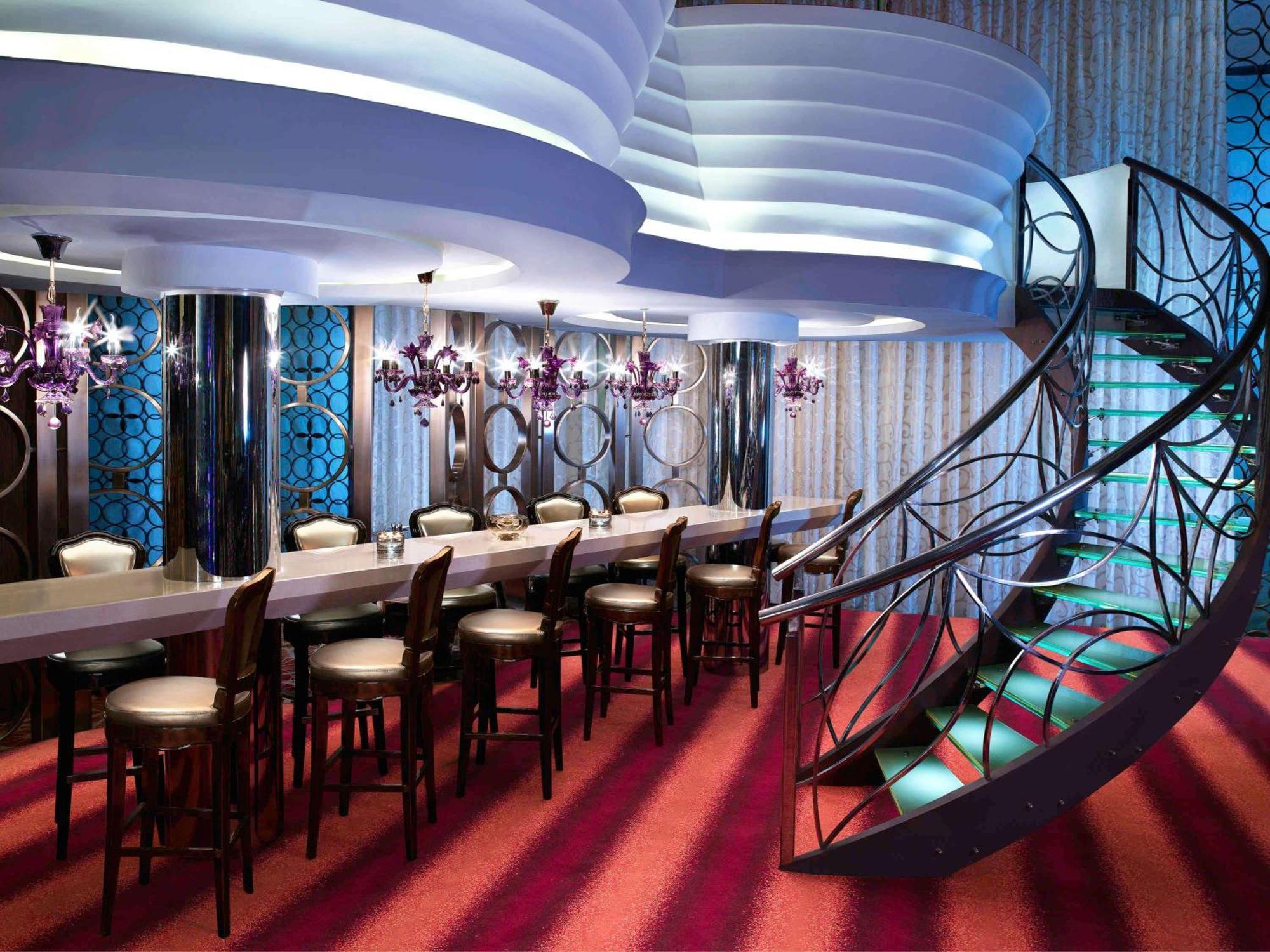 Sofitel Mumbai BKC Hotel Bagian luar foto The interior of the nightclub