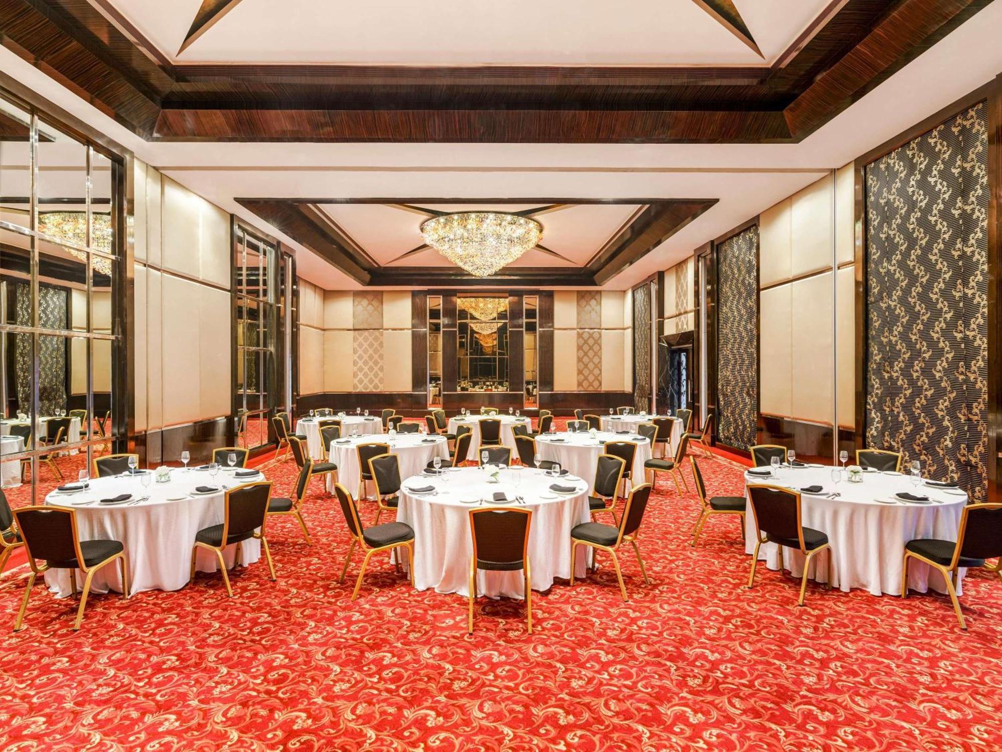 Sofitel Mumbai BKC Hotel Bagian luar foto The ballroom