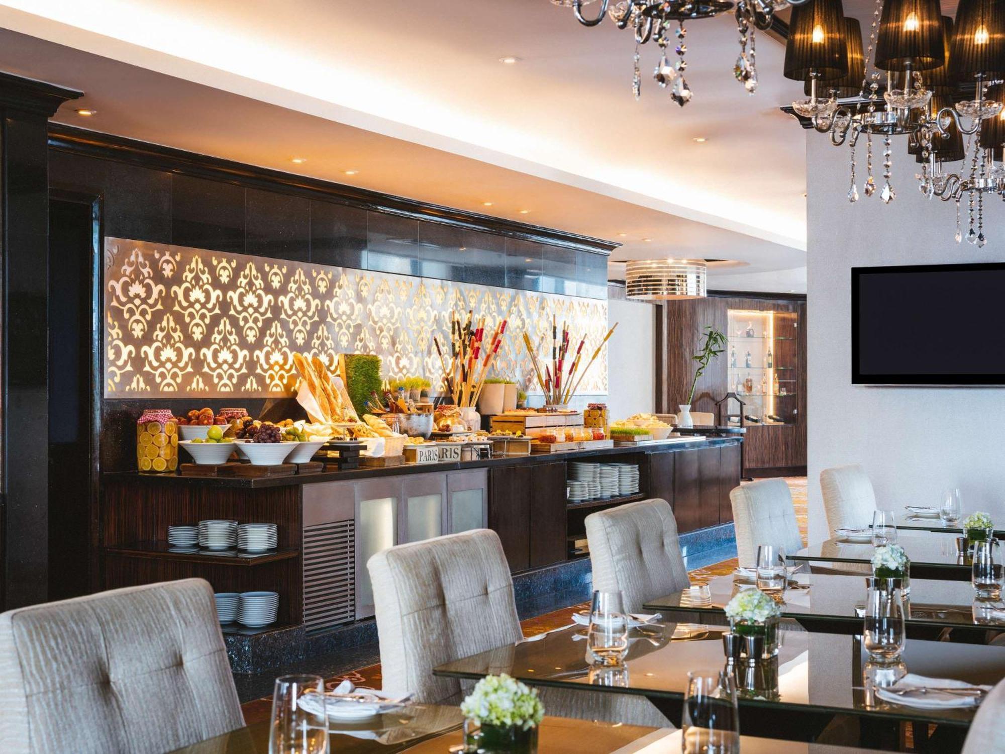 Sofitel Mumbai BKC Hotel Bagian luar foto The Club Lounge at the airport
