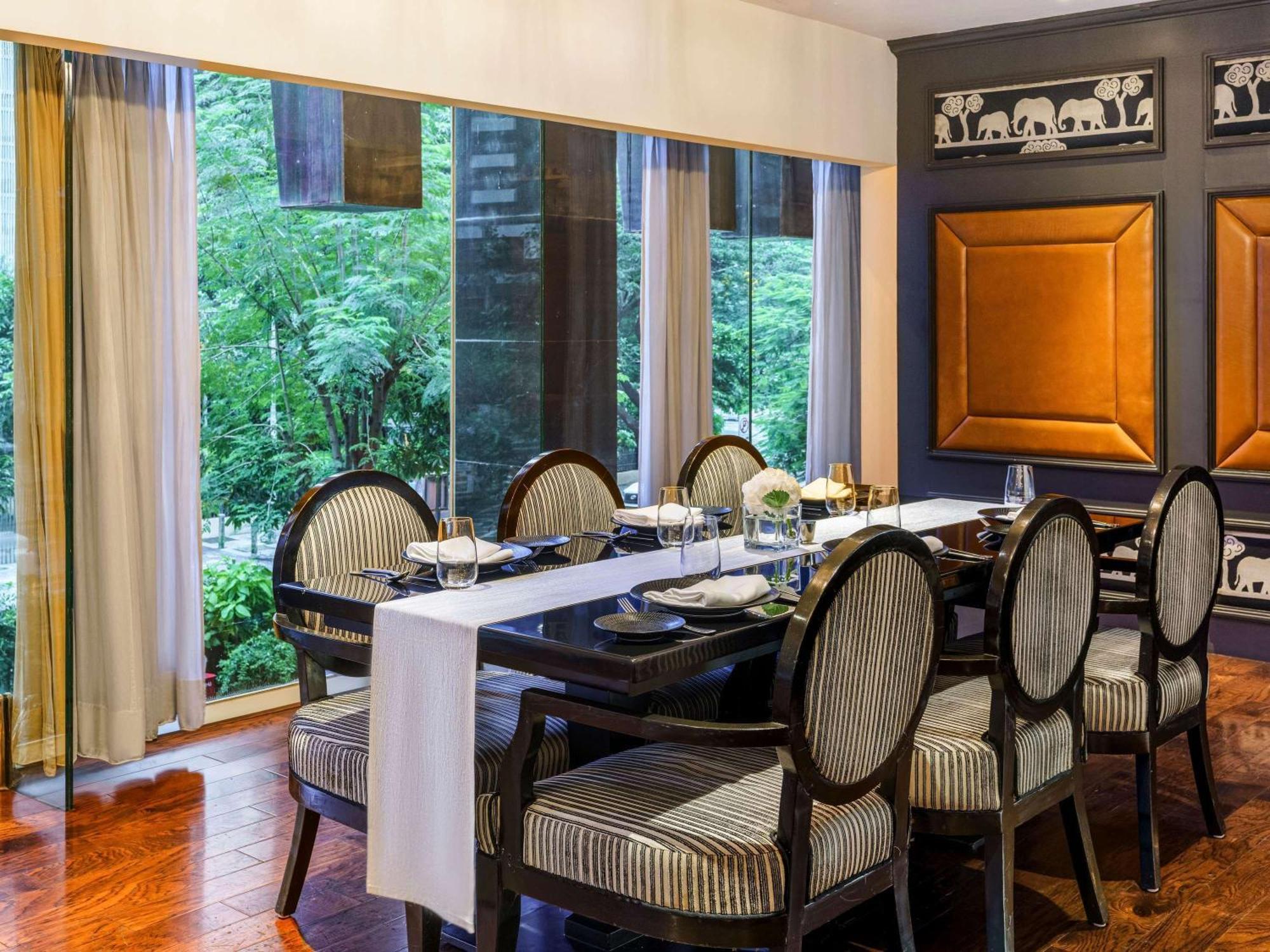 Sofitel Mumbai BKC Hotel Bagian luar foto The dining room