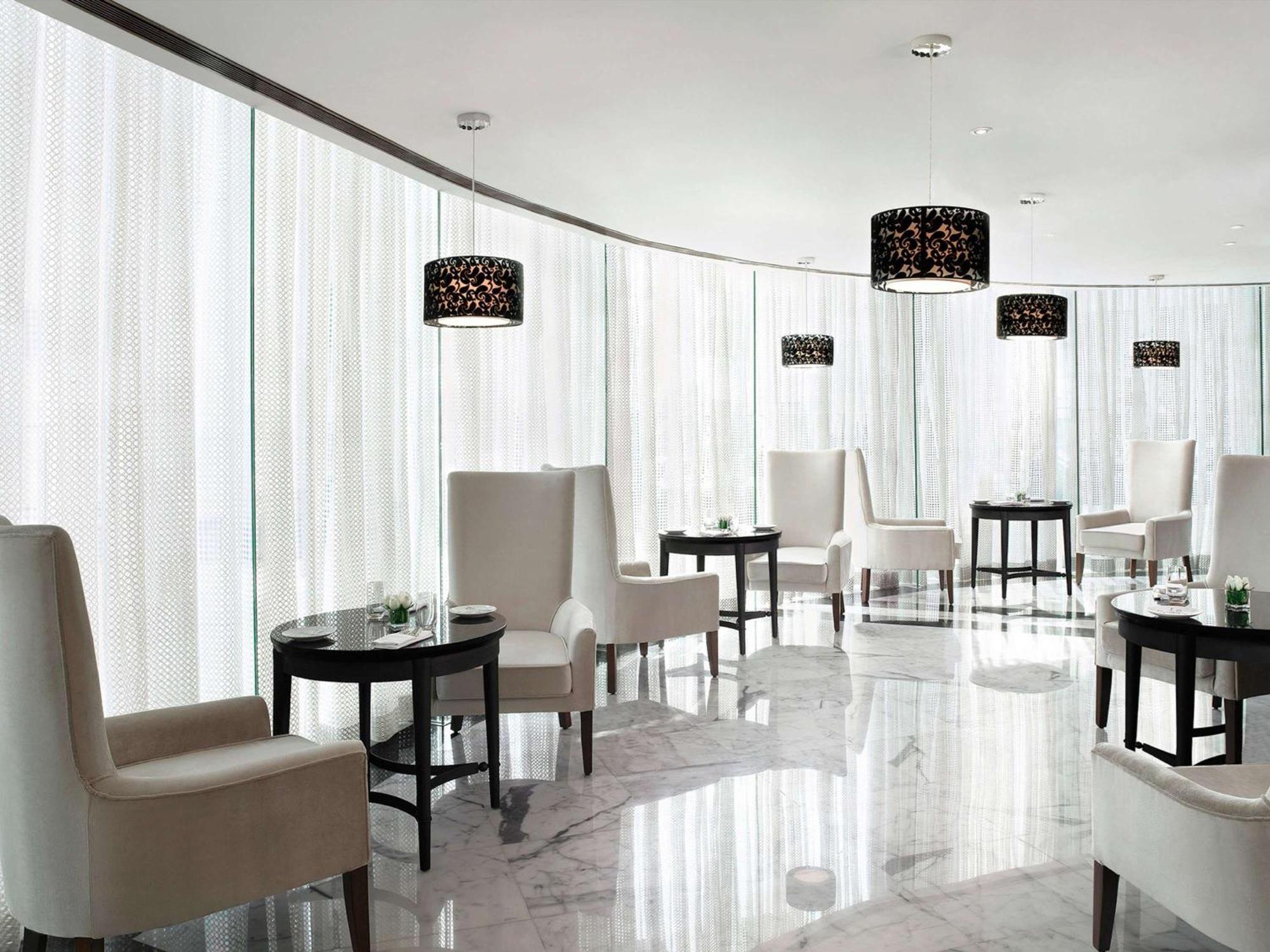 Sofitel Mumbai BKC Hotel Bagian luar foto The Lounge at the airport
